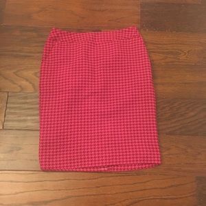 Pink houndstooth print pencil skirt size 6